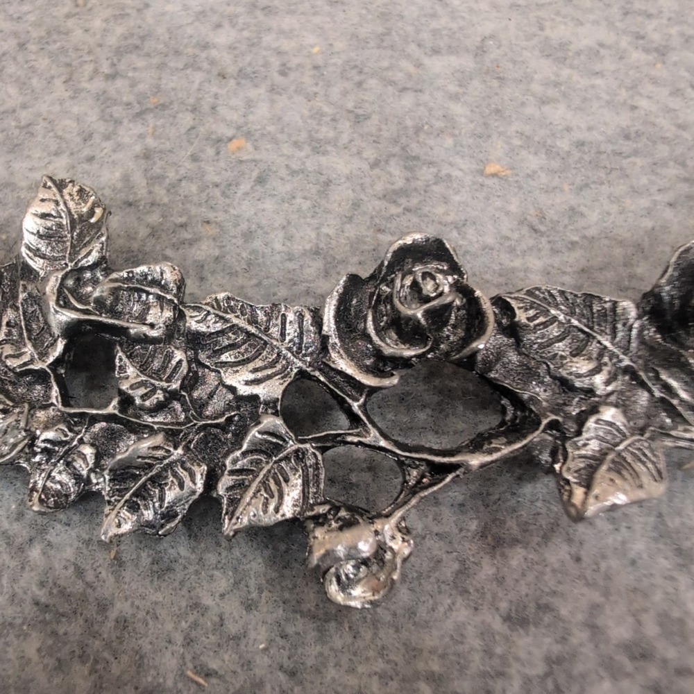 Vintage Silver Tone Cast Metal Rose Floral Wreath Stand Circular - Picture 2 of 8